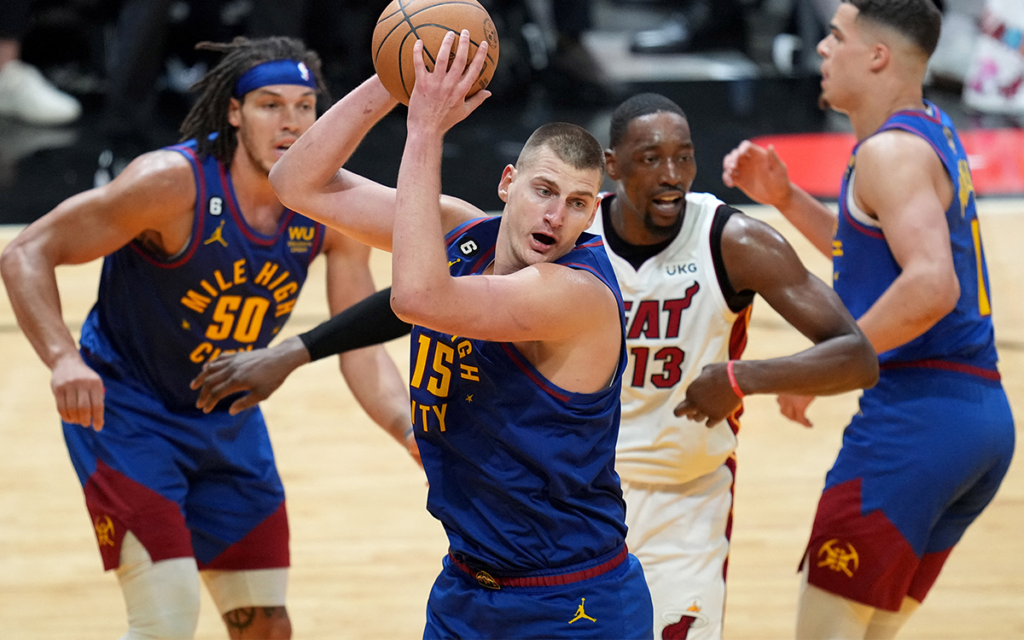 NBA Finals: Denver se impone a domicilio en noche histórica de Jokic