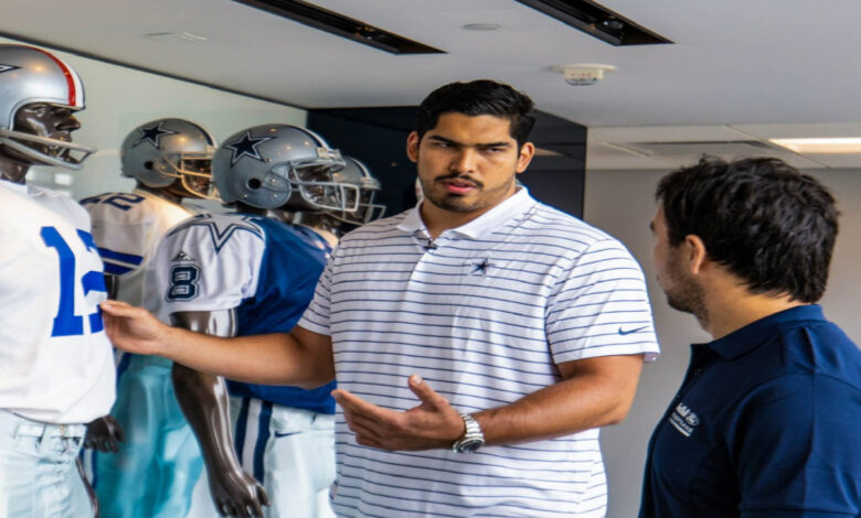 NFL: Da Isaac Alarcón una visita guiada a Checo Pérez por las instalaciones de los Vaqueros | Video