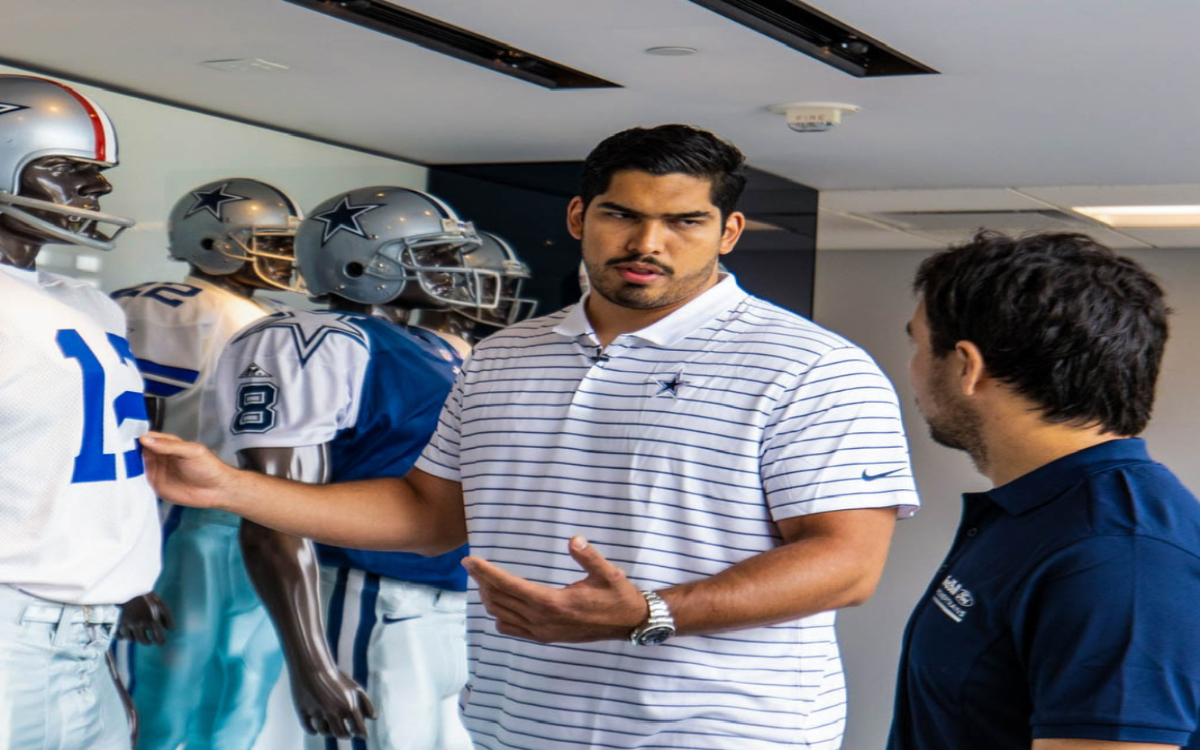 NFL: Da Isaac Alarcón una visita guiada a Checo Pérez por las instalaciones de los Vaqueros | Video