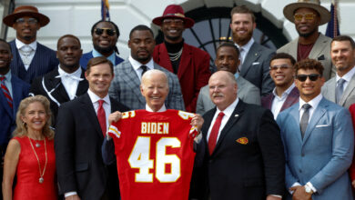 NFL: Recibe Joe Biden a Jefes de Kansas City, campeones del Super Bowl LVII | Video