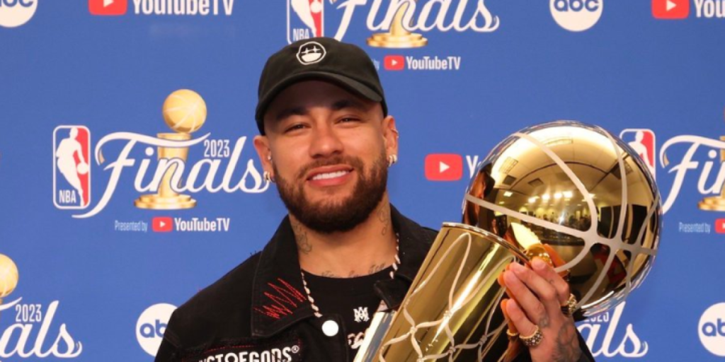 Neymar, el primero en levantar el trofeo de la NBA con Shakira cerca