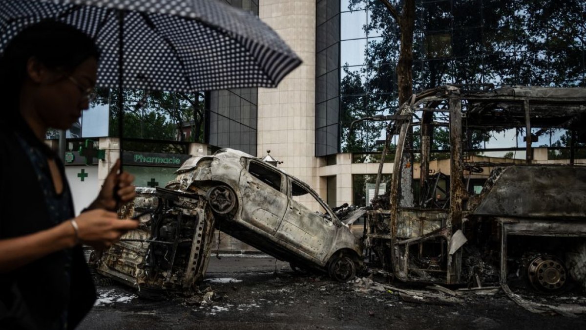 Otra noche de violentas protestas sacude Francia: más de 600 detenidos y 200 policías heridos