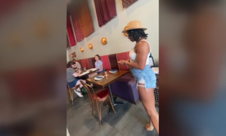 Pantalones cortos desatan polémica en un restaurante en Dallas
