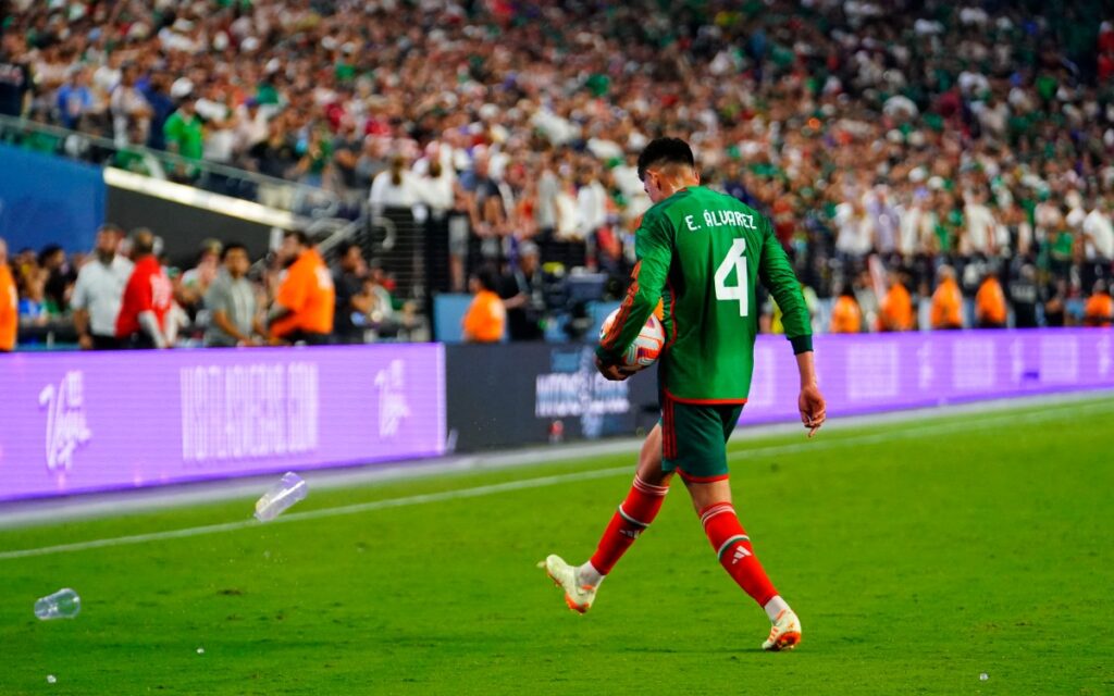 Por gritos homófobos, Concacaf activa protocolo antidiscriminación contra México