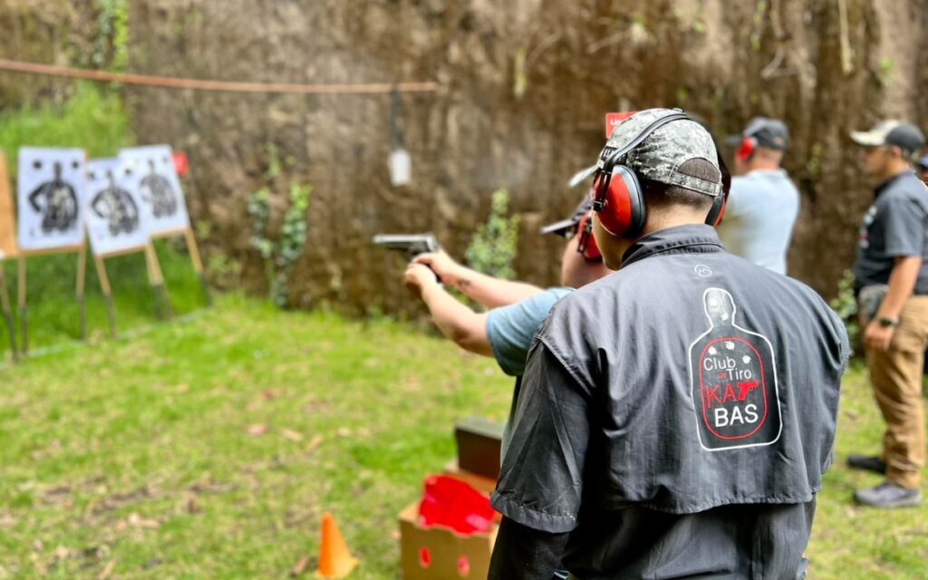 Por miedo al crimen, más ecuatorianos aprenden a usar armas