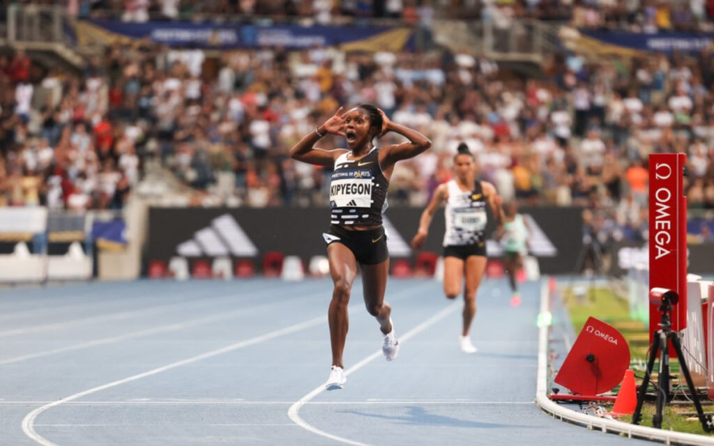 Premian con dinero y casa a Faith Kipyegon por batir dos récords mundiales en una semana | Video