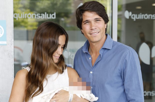 María Pombo y Pablo Castellano posando con su hija Vega. / Gtres