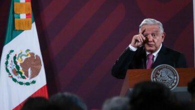 Reclama AMLO a ministros de SCJN que ganen más que él