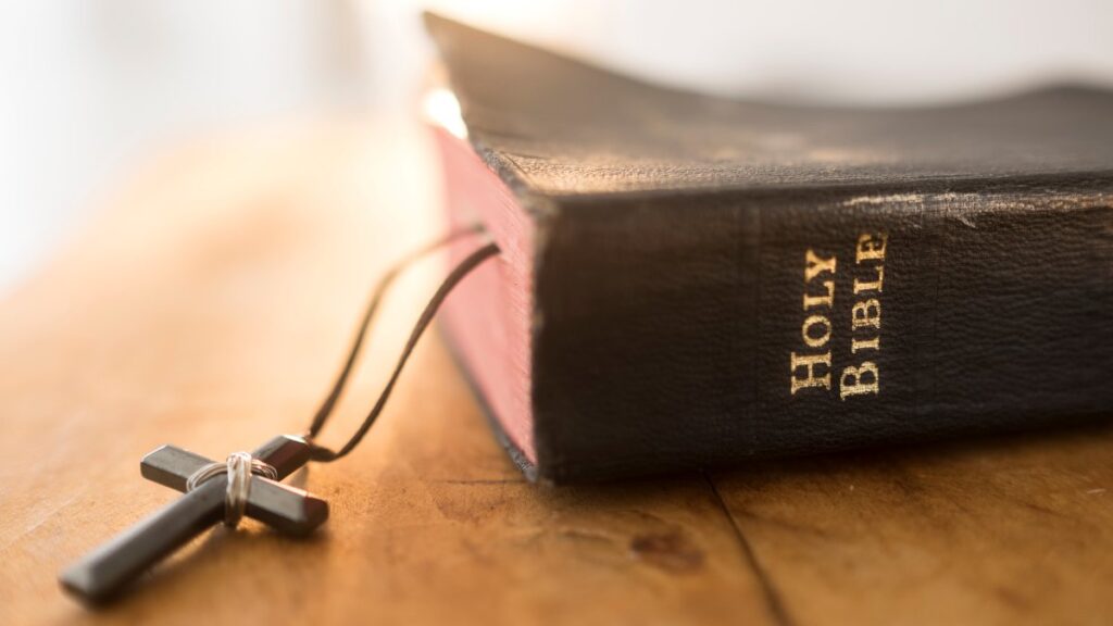 Retiran Biblia de escuelas en Utah por contenido pornográfico