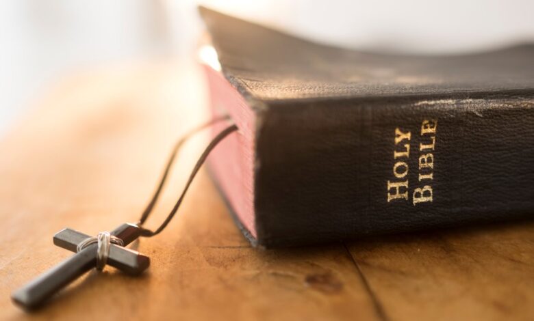 Retiran Biblia de escuelas en Utah por contenido pornográfico