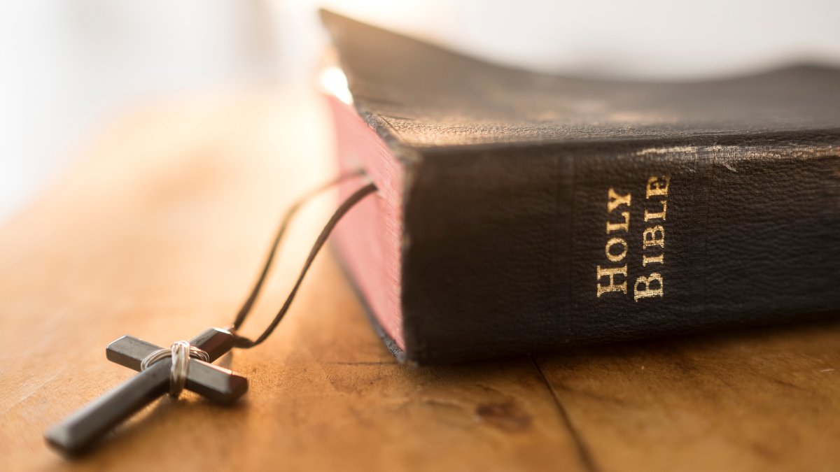 Retiran Biblia de escuelas en Utah por contenido pornográfico