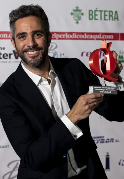 Roberto Leal recibiendo un premio como periodista. / Gtres