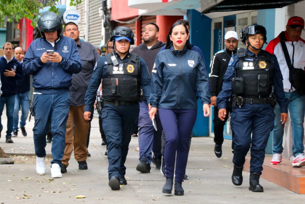 Sandra Cuevas lidera 'operativo diamante' contra restaurantes y puestos ambulantes que invadan calles