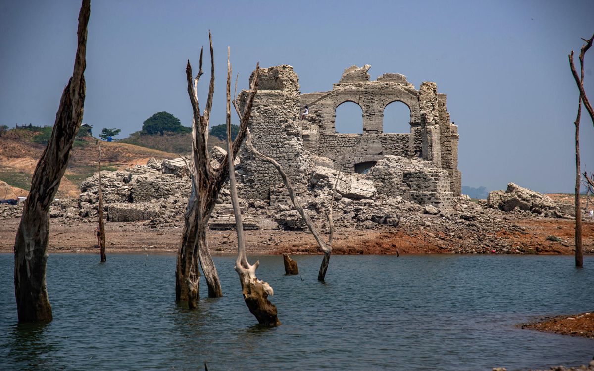 Sequía deja al descubierto un templo sumergido en Chiapas