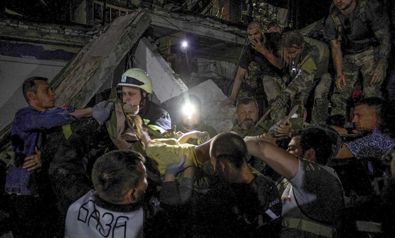 Suben a 10 los muertos por bombardeo ruso a restaurante en Ucrania