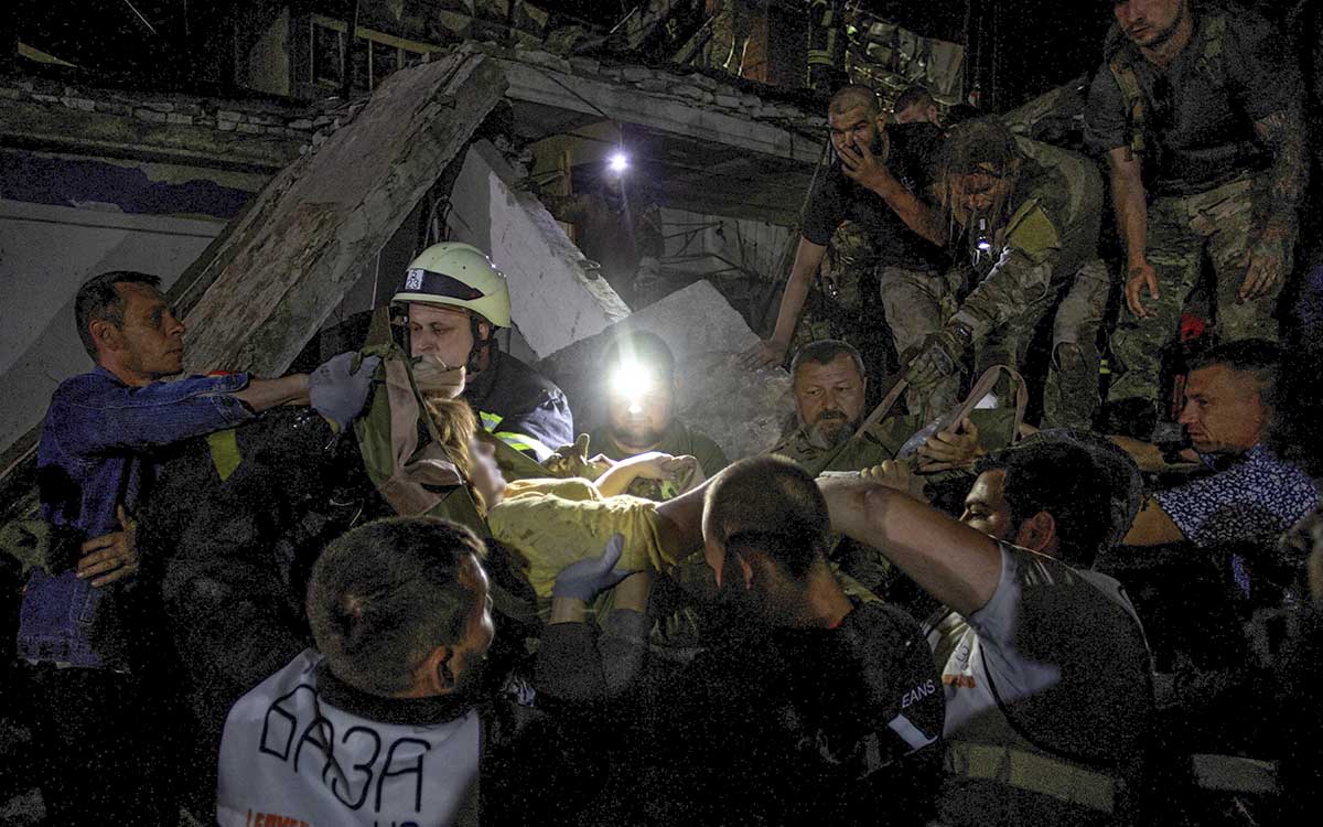 Suben a 10 los muertos por bombardeo ruso a restaurante en Ucrania