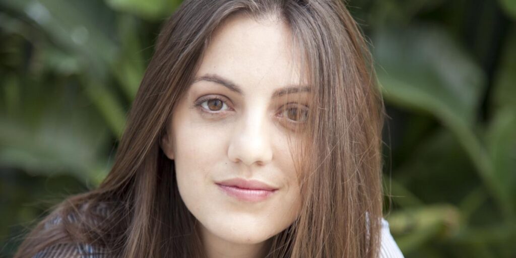 Susana Ballesteros, 'la voz del GPS', lanza su nuevo single, 'Maravillosamente rara'