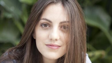 Susana Ballesteros, 'la voz del GPS', lanza su nuevo single, 'Maravillosamente rara'