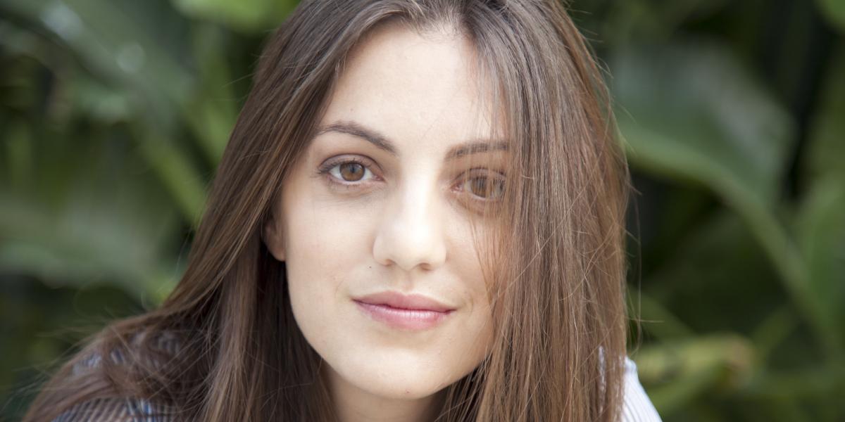 Susana Ballesteros, 'la voz del GPS', lanza su nuevo single, 'Maravillosamente rara'