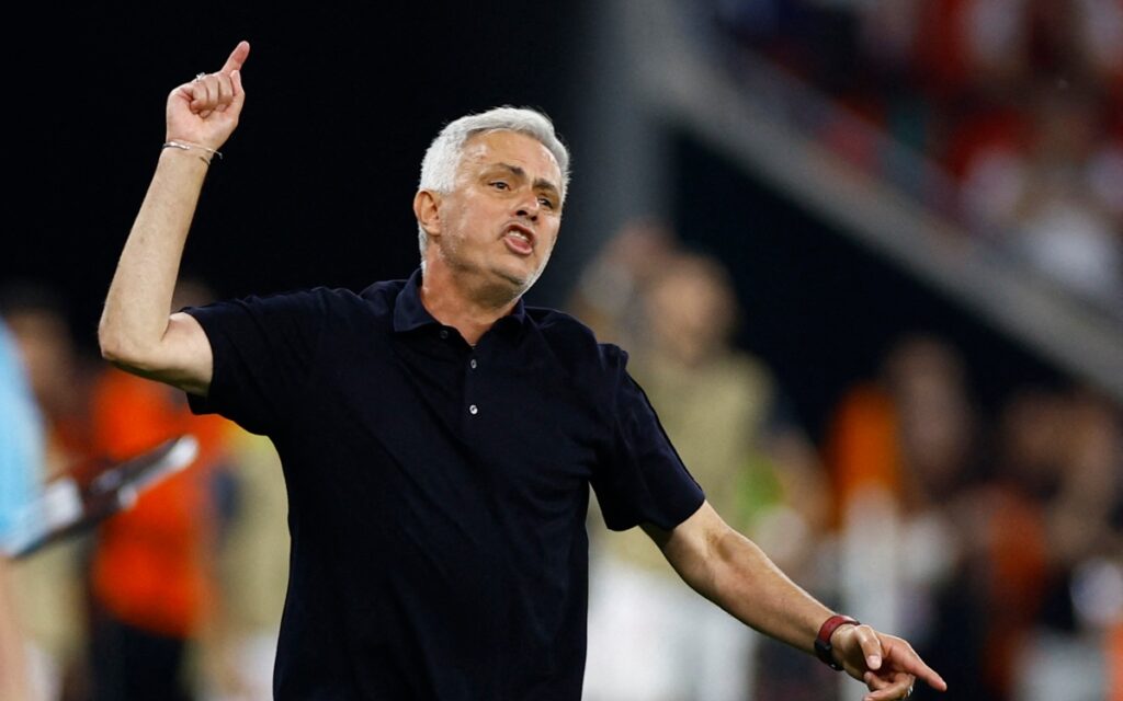 UEFA sanciona a Mourinho con cuatro partidos por insultar al árbitro Taylor