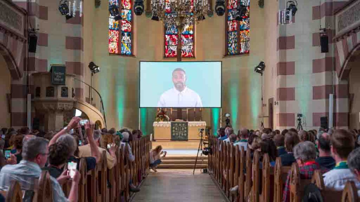 Un avatar creado con la inteligencia artificial de ChatGPT da misa a más de 300 personas