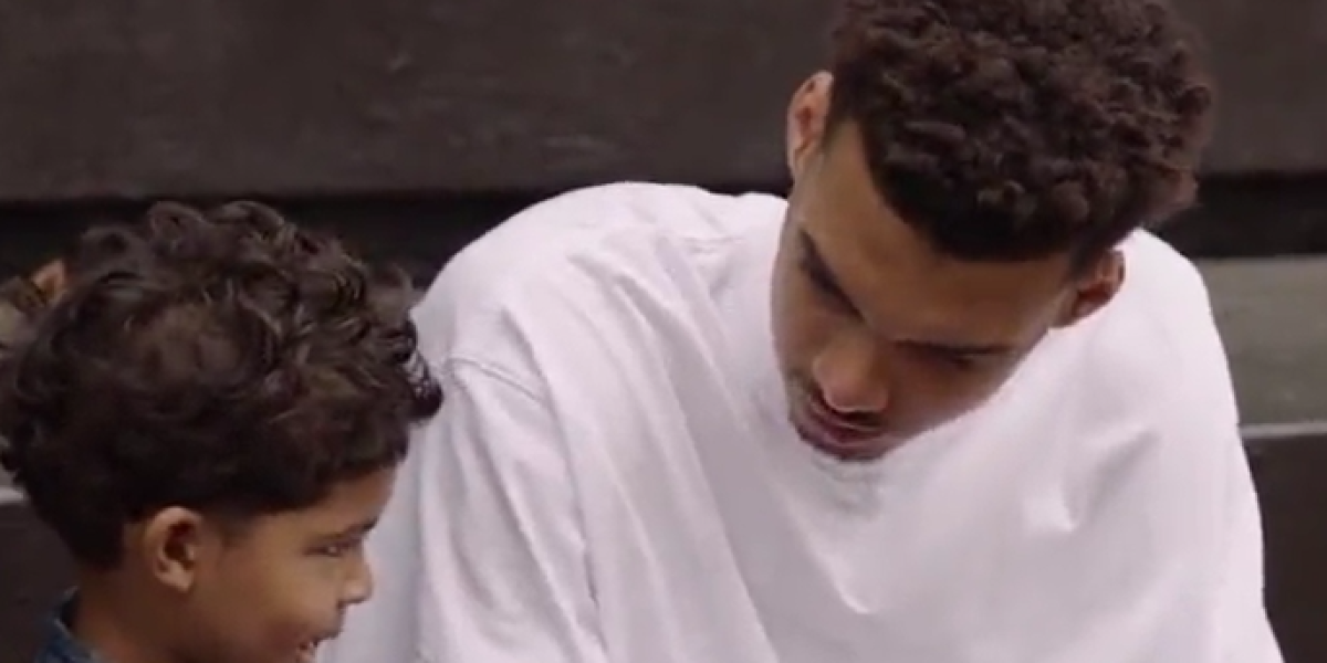 Un niño vacila a Wembanyama y así reacciona el francés