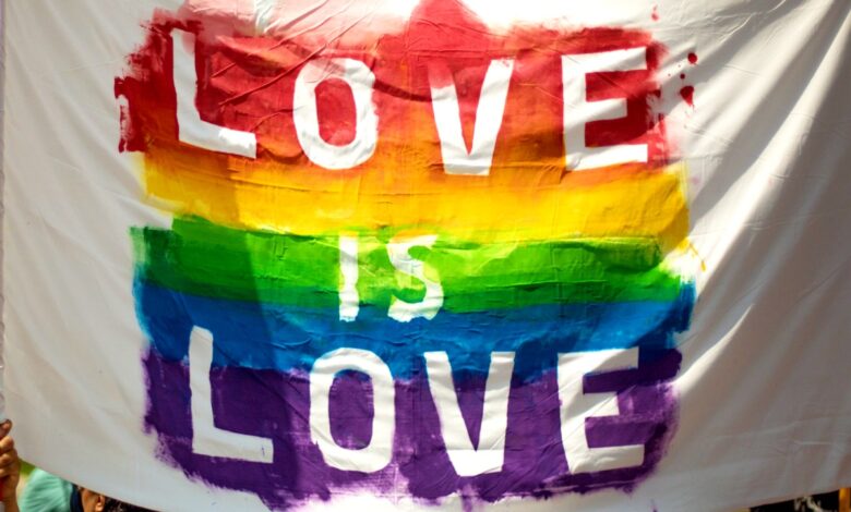 Vaticano insta a dialogar sobre personas LGBTQ+ y el papel de la mujer