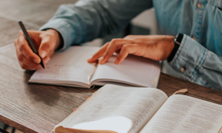 Vetan la Biblia en escuelas de EU por contenido "pornográfico"