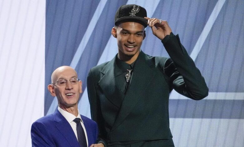 Wembanyama es al fin seleccionado en el 1 del Draft por los Spurs... ¡y rompe a llorar!