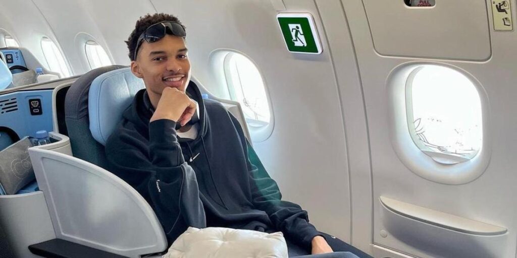 Wembanyama ya voló a USA para el Draft y no se esperaba esto al llegar