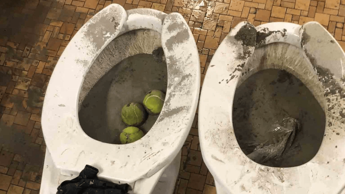 acusan a adolescentes por derramar cemento en inodoros en la escuela secundaria Walter M. Williams