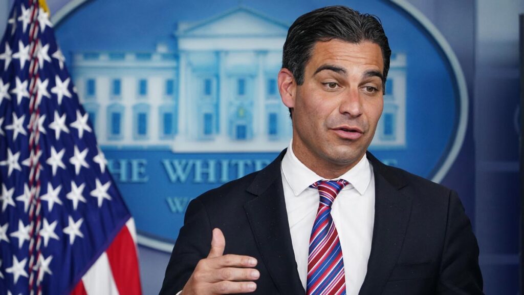 alcalde de Miami, Francis Suárez, inscribe su candidatura para nominación republicana a la presidencia