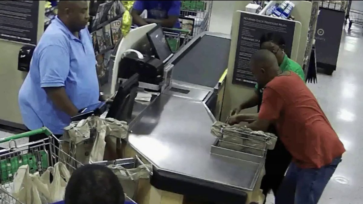 así roban caja registradora de Publix frente a clientes