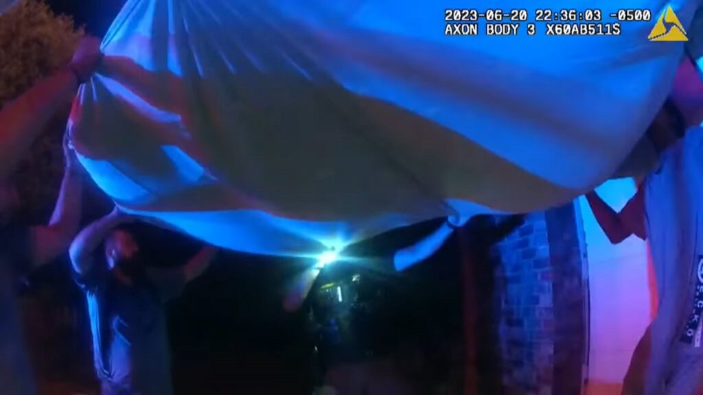 atrapan a niño que se lanza de edificio en llamas