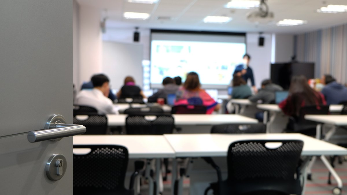 demandan a la maestra Mary Jane Eastin por discriminación racial