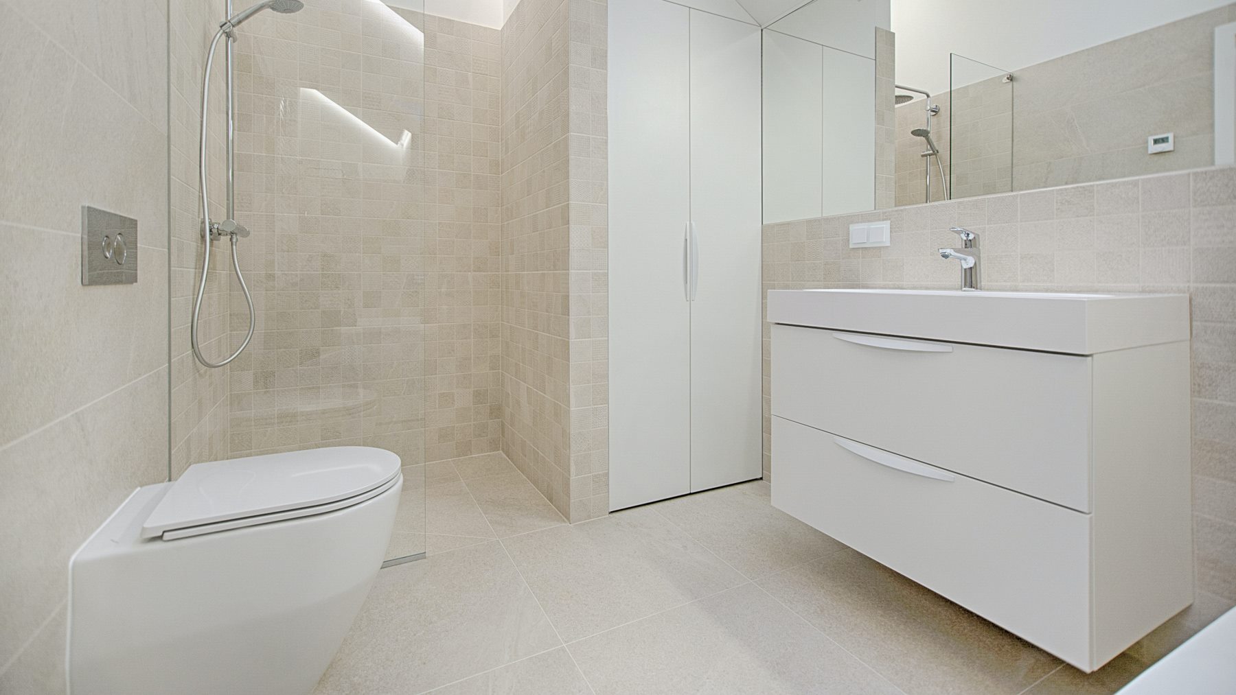 echa tres bolas de aluminio en el retrete y alucina con lo que pasa