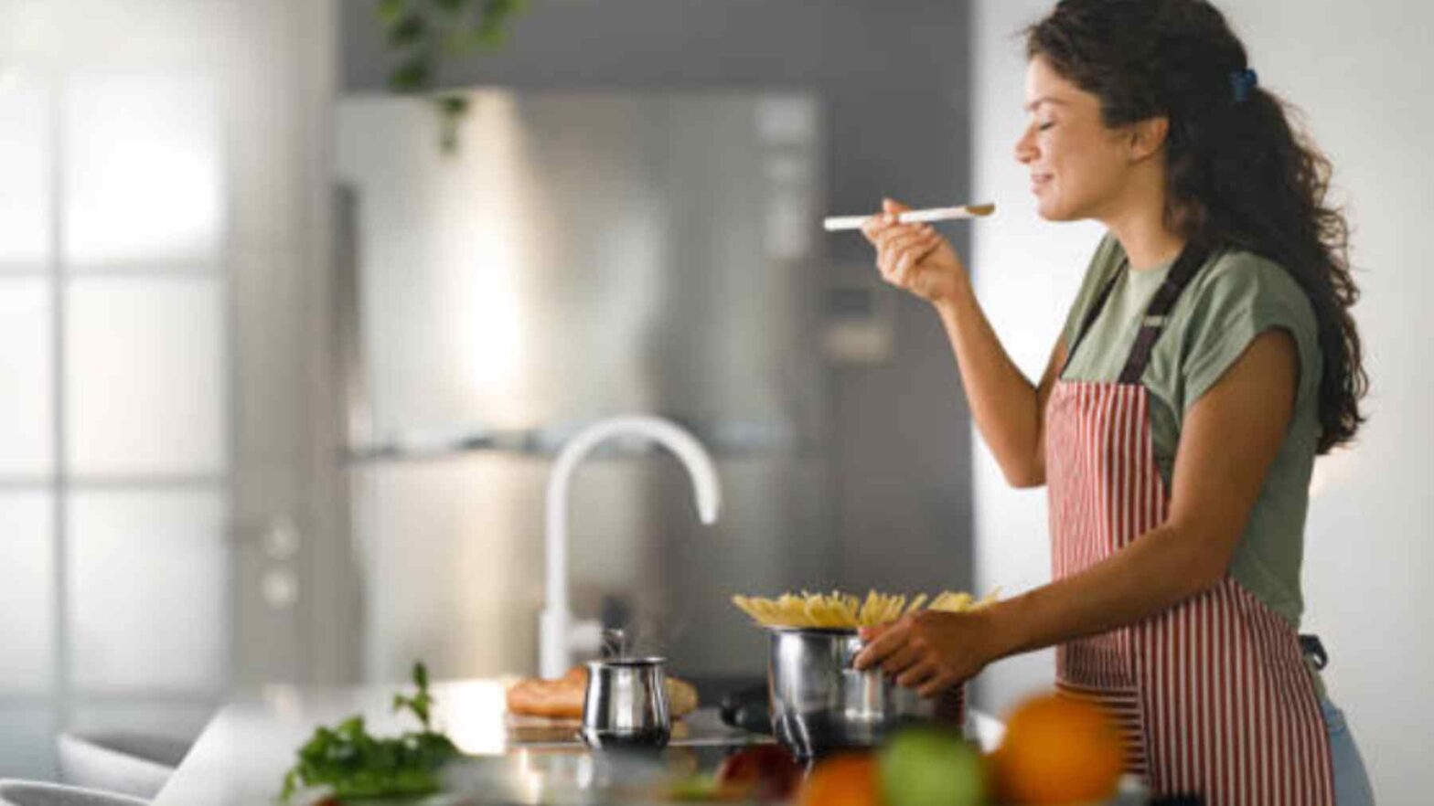 el trucazo viral de limpieza con papel de cocina que es muy peligroso