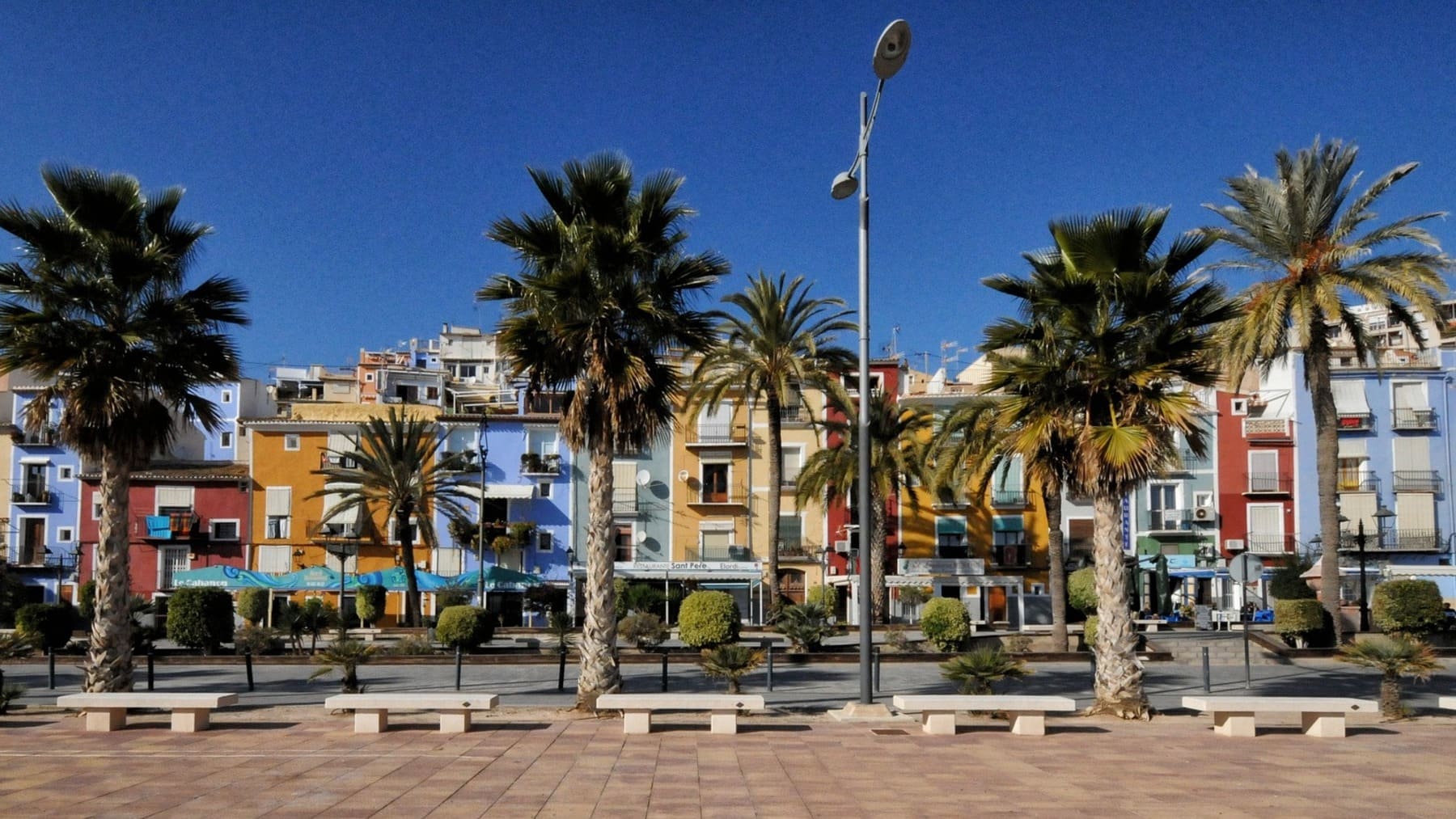 está en España y es muy fácil ir a visitarlo