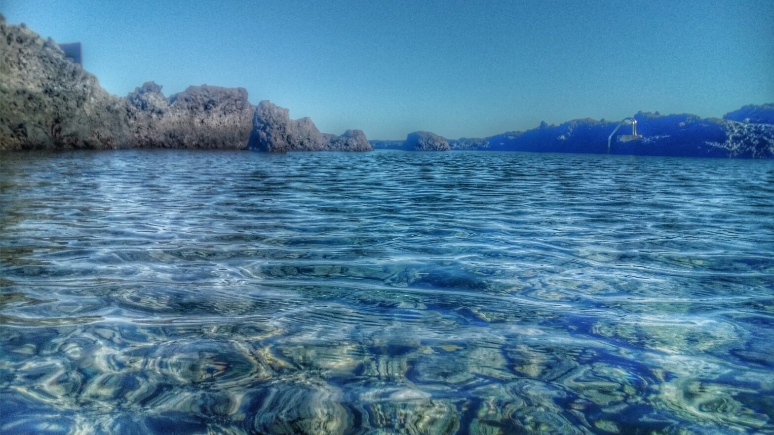 está llena de piscinas naturales