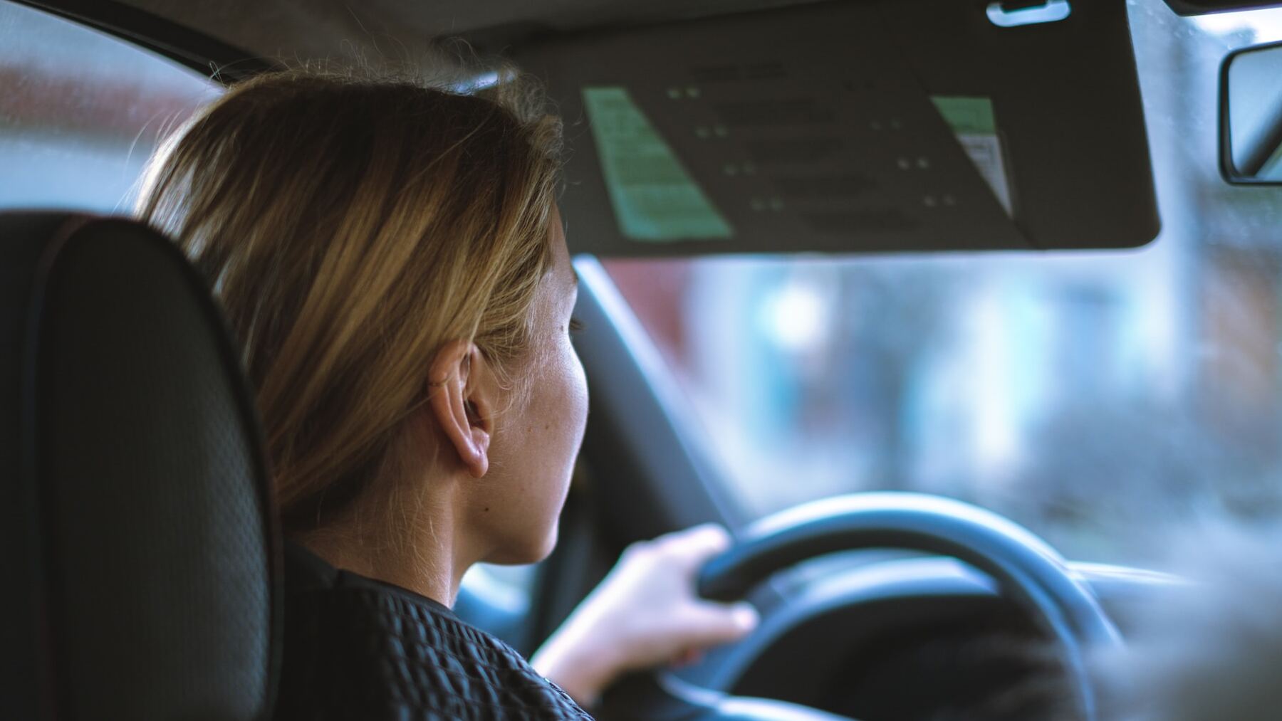 las utilidades de los parasoles del coche que no todo el mundo conoce