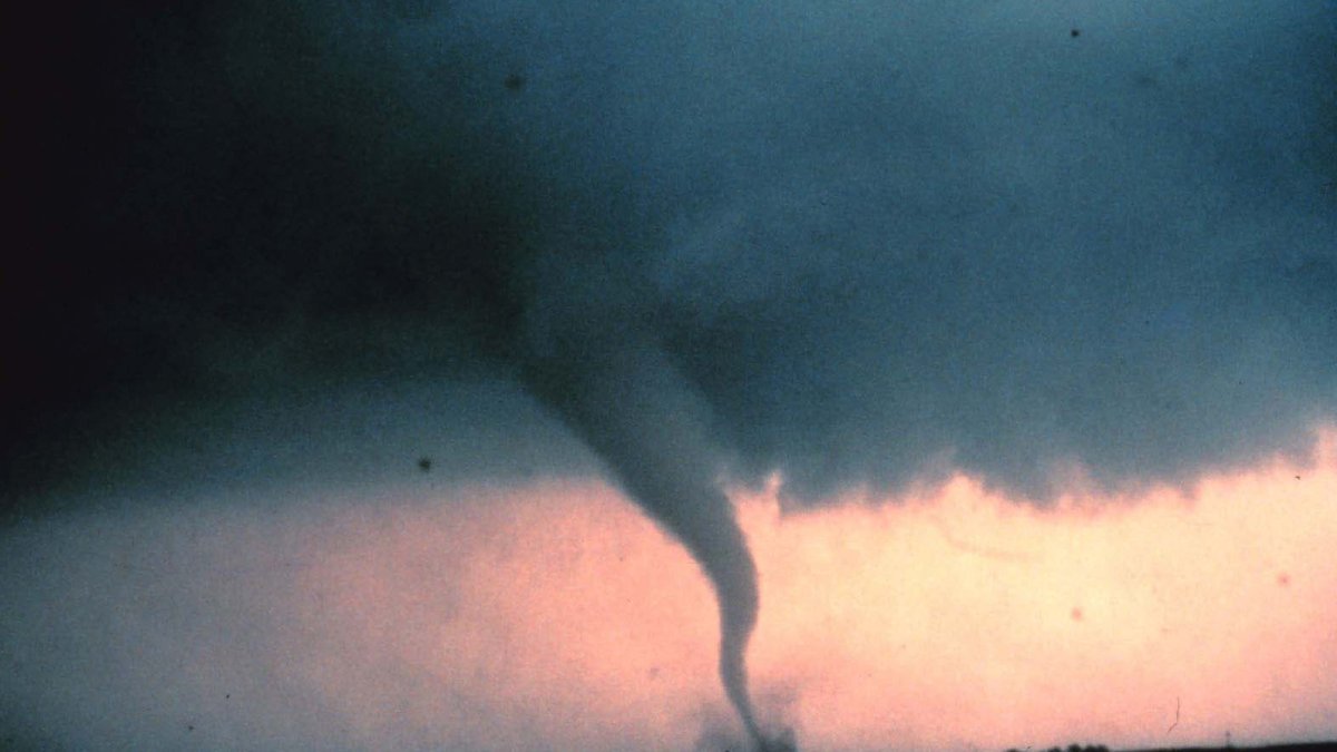 serie de tornados deja muerte y heridos