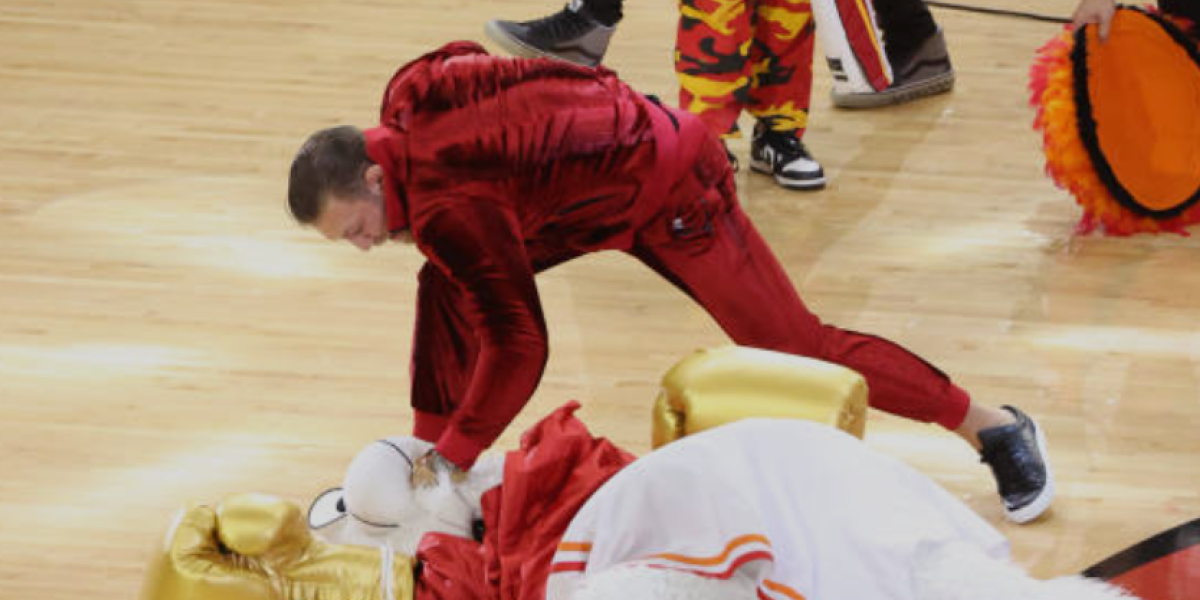 ¡Conor McGregor envía a la mascota de los Heat al hospital!