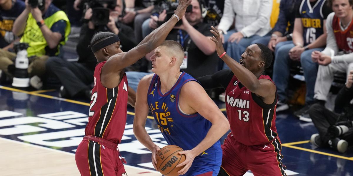 ¿Cómo parar a Jokic? Los ajustes que tienen que hacer los Heat para el Game 2