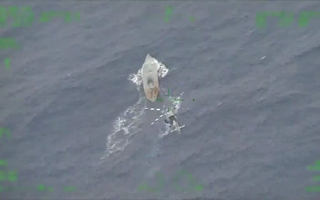 ¡De película! Marina incauta semisumergible 'en movimiento' con cocaína  | Video