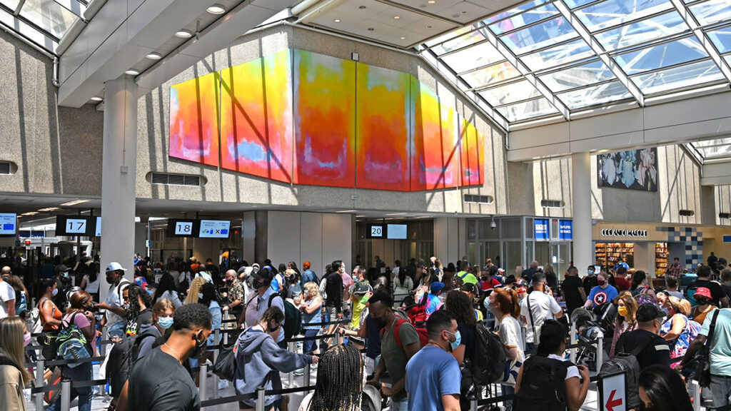 ¿Puedes viajar por avión desde o hacia Florida si eres indocumentado?