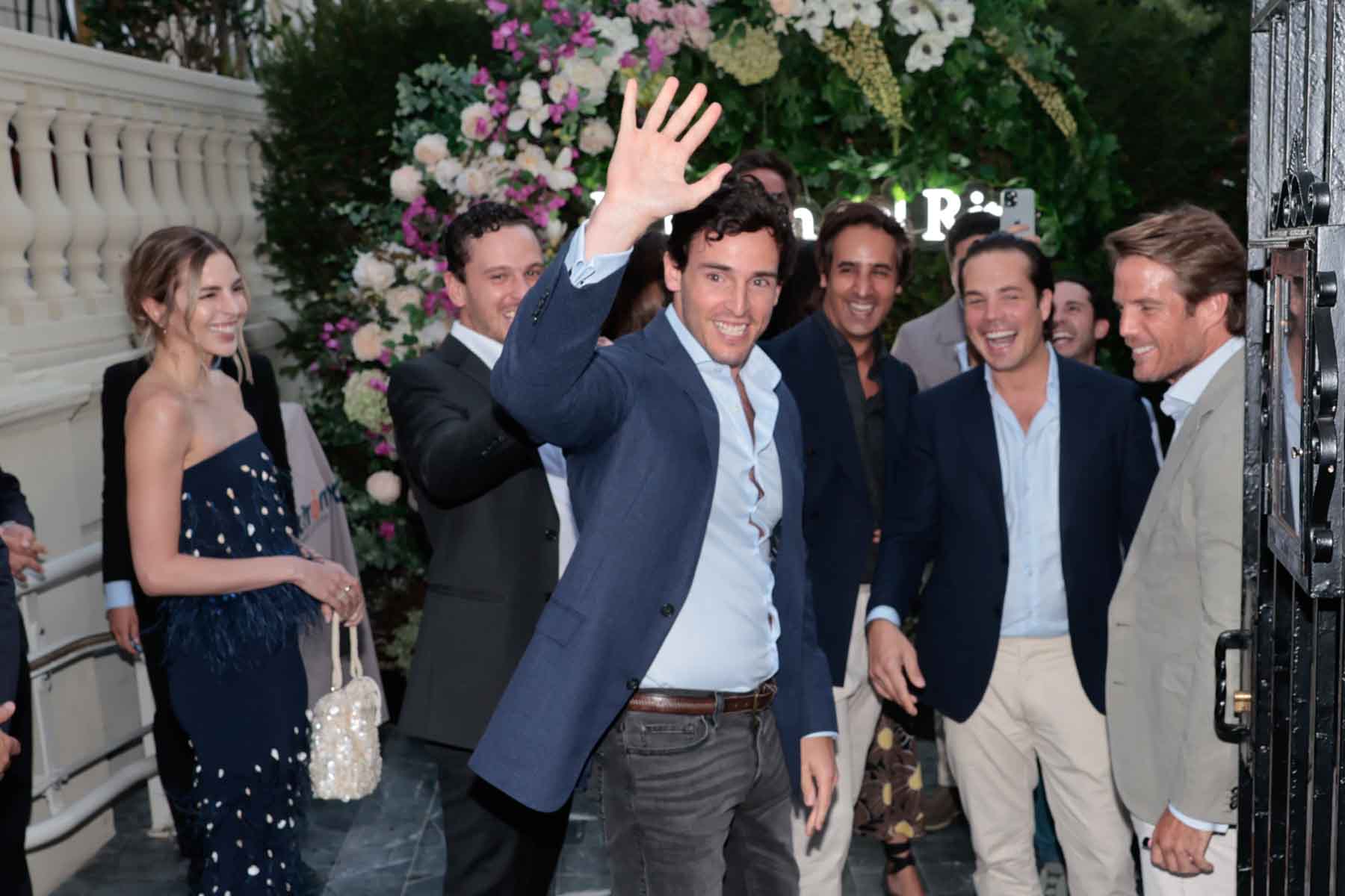 Iñigo Onieva feliz saluda a su llegada / GTRES