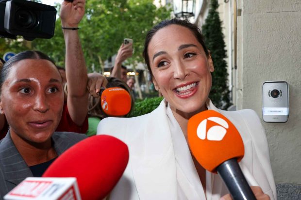 Tamara Falcó, feliz, llegando a su preboda/ Gtres