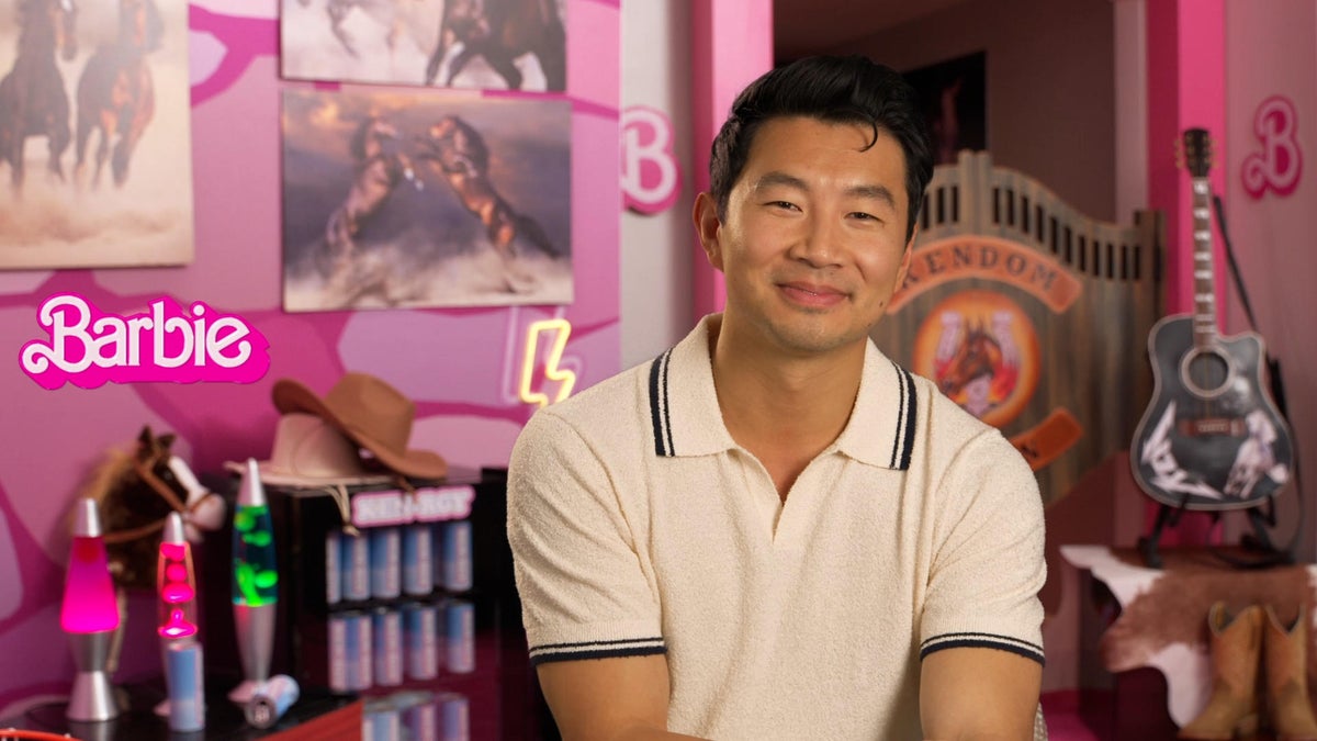 La estrella de Barbie, Simu Liu, se entusiasma con su compañero canadiense y coprotagonista Ryan Gosling (exclusivo)