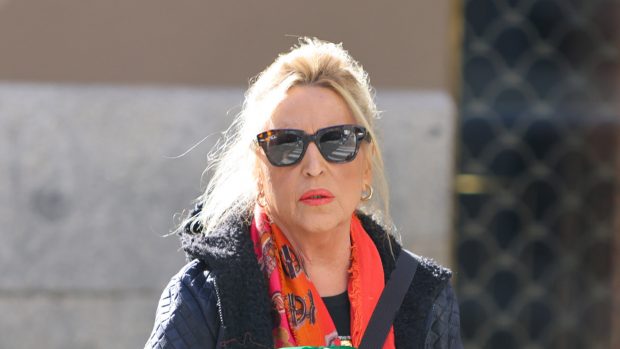 Lydia Lozano paseando por Madrid