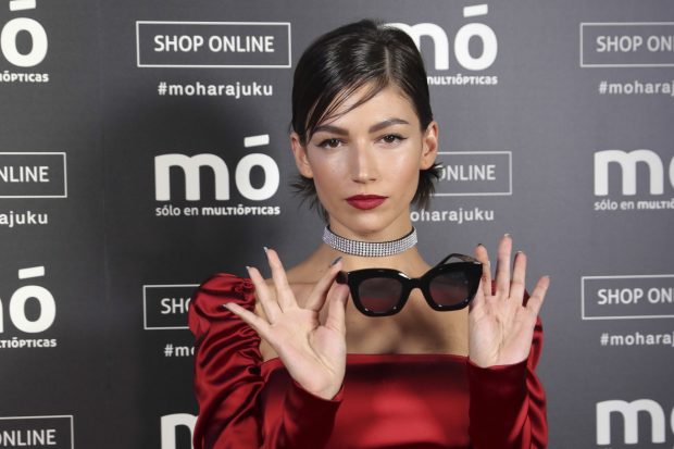 Úrsula Corberó mostrando su colección de gafas